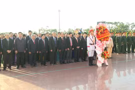 Lãnh đạo tỉnh dâng hoa tại Tượng đài Nguyễn Sinh Sắc - Nguyễn Tất Thành và viếng các anh hùng liệt sĩ 