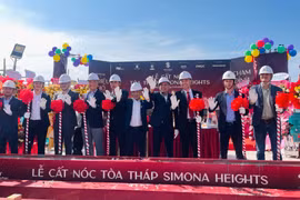 Cất nóc tòa tháp chung cư Simona Heights tại phường Quy Nhơn