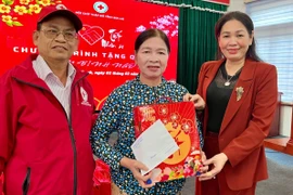 Phó Chủ tịch HĐND tỉnh Huỳnh Thúy Vân tặng quà Tết tại 2 xã Canh Liên và Vân Canh