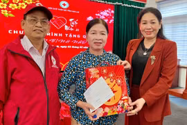 Phó Chủ tịch HĐND tỉnh Huỳnh Thúy Vân tặng quà Tết tại 2 xã Canh Liên và Vân Canh