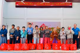 Tặng quà Tết cho người dân 2 phường Quy Nhơn Đông và Quy Nhơn