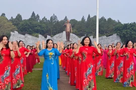 400 cán bộ, hội viên phụ nữ phường Pleiku đồng diễn dân vũ tại Quảng trường Đại Đoàn Kết