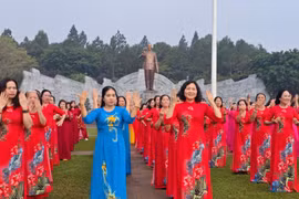 400 cán bộ, hội viên phụ nữ phường Pleiku đồng diễn dân vũ tại Quảng trường Đại Đoàn Kết