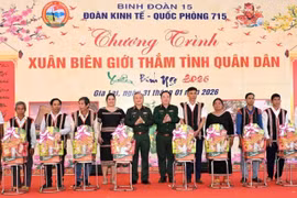 Binh đoàn 15 trao trên 30.000 suất quà “Xuân biên giới thắm tình quân dân”