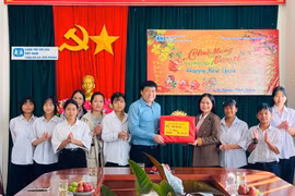 Lãnh đạo Đoàn ĐBQH tỉnh thăm, chúc Tết Làng trẻ em SOS Pleiku và Trung tâm Bảo trợ xã hội tổng hợp Pleiku