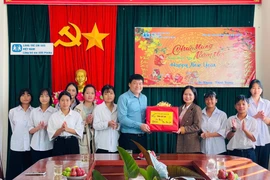 Lãnh đạo Đoàn ĐBQH tỉnh thăm, chúc Tết Làng trẻ em SOS Pleiku và Trung tâm Bảo trợ xã hội tổng hợp Pleiku