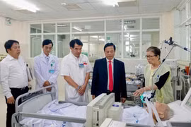 Phó Chủ tịch Thường trực UBND tỉnh Nguyễn Tuấn Thanh thăm bệnh nhân và chúc Tết đội ngũ y, bác sĩ