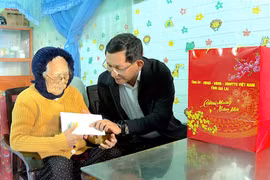 Trưởng ban Tổ chức Tỉnh ủy Mai Việt Trung chúc Tết các đơn vị và gia đình chính sách