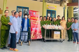 Đoàn Thanh niên, Chi hội phụ nữ các đơn vị của Công an tỉnh Gia Lai tặng 240 suất quà cho bệnh nhân
