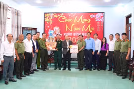 Bí thư Tỉnh ủy Thái Đại Ngọc thăm, chúc Tết Công an tỉnh Gia Lai