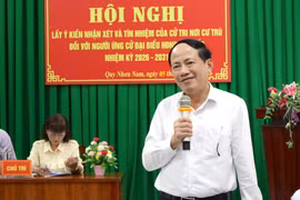 Lấy ý kiến nhận xét và tín nhiệm của cử tri nơi cư trú ứng cử đại biểu HĐND tỉnh đối với Chủ tịch UBND tỉnh Phạm Anh Tuấn.