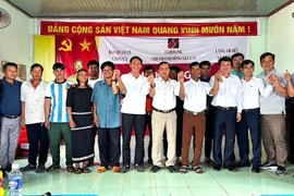 Ban Quản lý cảng cá và Agribank Chi nhánh Đông Gia Lai kết nghĩa với làng Ar Dết