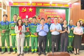 Phó Chủ tịch Thường trực UBND tỉnh Nguyễn Tuấn Thanh thăm, tặng quà Tết tại Công ty CP Môi trường Bình Định