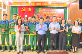 Phó Chủ tịch Thường trực UBND tỉnh Nguyễn Tuấn Thanh thăm, tặng quà Tết tại Công ty CP Môi trường Bình Định