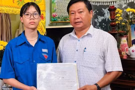 Gia Lai: 2 học sinh mồ côi nhận học bổng Vallet 