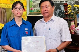 Gia Lai: 2 học sinh mồ côi nhận học bổng Vallet 