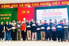 Trao 500 suất quà hỗ trợ người dân 2 xã Phù Cát và Hội Sơn.
