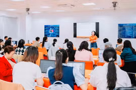 Cán bộ, giáo viên tham gia tập huấn ứng dụng AI trong giảng dạy. 