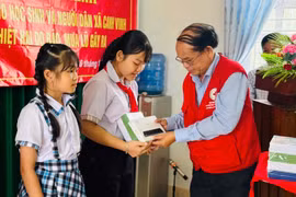 Trao quà hỗ trợ người dân và học sinh 2 xã Canh Vinh và Tuy Phước Đông, trị giá hơn 843 triệu đồng