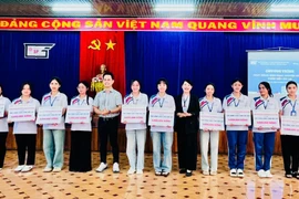 Trao tặng 10 suất học bổng “Chắp cánh ước mơ” cho sinh viên Gia Lai.