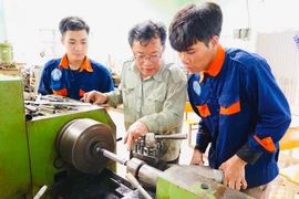 Sinh viên ngành Công nghệ kỹ thuật cơ khí (Trường Cao đẳng Gia Lai) trong một tiết học thực hành. 