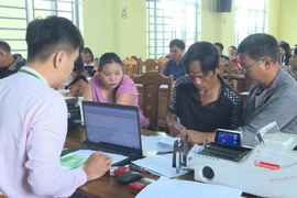 Gia đình bà Lương Thị Huyền và ông Trương Văn Trung được hướng dẫn thủ tục giải ngân khoản vay STEM. Ảnh: Huy Toàn