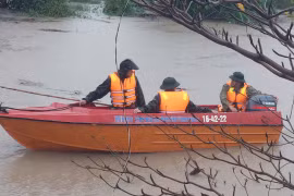 Kịp thời cứu hộ 11 người dân bị nước lũ cô lập tại phường Ayun Pa