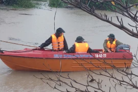Kịp thời cứu hộ 11 người dân bị nước lũ cô lập tại phường Ayun Pa