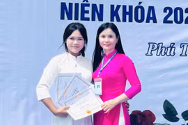 Cô học trò mồ côi Siu H’Suyn (bên trái). Ảnh: Trần Dung