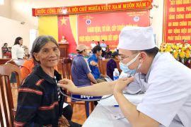 Các y-bác sĩ khám bệnh miễn phí cho các đối tượng chính sách, hộ nghèo tại xã Gào. Ảnh: Mạnh Hà