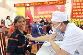 Các y-bác sĩ khám bệnh miễn phí cho các đối tượng chính sách, hộ nghèo tại xã Gào. Ảnh: Mạnh Hà