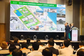 Chủ tịch UBND tỉnh Gia Lai trao Quyết định phê duyệt kết quả mời quan tâm của nhà đầu tư tham gia đăng ký thực hiện dự án Trung tâm đào tạo và phát triển nguồn nhân lực năng lượng tái tạo. Ảnh: T.D