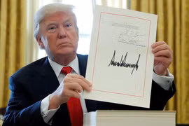 Tổng thống Donald Trump tuyên bố tăng mạnh thuế quan đối với hàng hóa Trung Quốc, Mexico và Canada