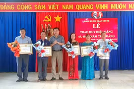 Bí thư Huyện ủy Chư Sê Lý Anh Sang trao tặng Huy hiệu 30 năm tuổi Đảng cho các đảng viên thuộc Đảng bộ thị trấn Chư Sê. Ảnh: H.V