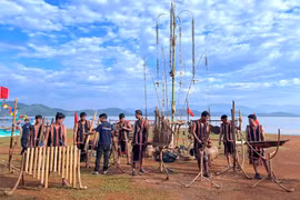 Rộn ràng trẩy Hội đua thuyền độc mộc trên sông Pô Cô