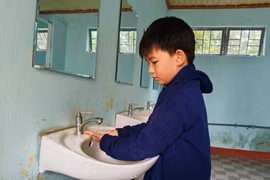 Nhà vệ sinh bẩn trong trường học: Nhiều hệ lụy