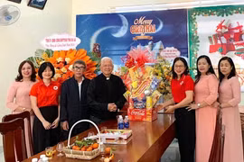 Hội Chữ thập đỏ tỉnh thăm, chúc mừng Giáng sinh tại TP. Pleiku