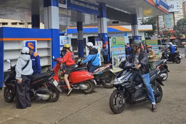 Chiều 5-12, xăng E5 RON92 tăng 24 đồng/lít, xăng RON95 giảm 294 đồng/lít