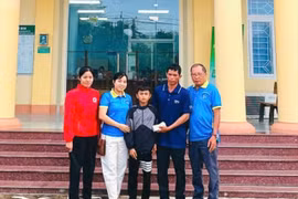 Tặng quà cho người nghèo, trẻ mồ côi huyện Chư Sê và Kông Chro