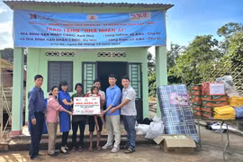 Trao tặng 2 “Nhà nhân ái” cho gia đình nạn nhân chất độc da cam tại Chư Sê