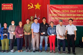 Pleiku: Trao tặng 42 thẻ bảo hiểm y tế cho các hộ khó khăn phường Chi Lăng