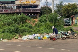 TP. Pleiku đã chỉ đạo thu gom xử lý rác thải tại khu vực ngã 5 giao nhau với đường Nguyễn Chí Thanh