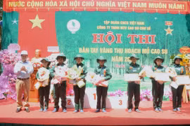 Ban Tổ chức trao giải cho các thí sinh đạt thành tích cao tại hội thi Bàn tay vàng thu hoạch mủ cao su năm 2024. Ảnh: H.Đ.T