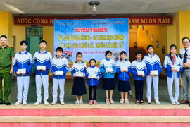 Pleiku: Tuyên truyền về an toàn giao thông cho học sinh Trường Tiểu học và THCS Lê Văn Tám