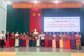 Chủ tịch UBND huyện Kông Chro Võ Nguyên Nam trao quyết định cho các thí sinh trúng tuyển. Ảnh: Thúy Ngọ