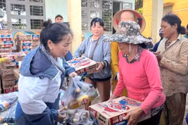 Tặng quà cho 130 hộ nghèo, khó khăn tại Chư Sê