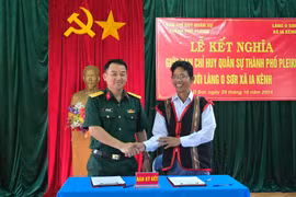 Ban chỉ huy quân sự TP. Pleiku kết nghĩa với làng O Sơr