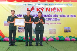 Đại tá Rơ Mah Tuân-Chính ủy Bộ Chỉ huy Bộ đội Biên phòng tỉnh Gia Lai (bìa phải) trao bằng khen của Chủ tịch UBND tỉnh cho cán bộ, chiến sĩ Đồn Biên phòng Ia Púch. Ảnh: Mộc Trà