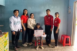 Hỗ trợ kinh phí cho 4 hộ gia đình khó khăn ở An Khê