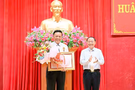 Đồng chí Lê Kim Toàn nhận Huân chương Độc lập hạng Ba